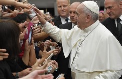 Pope at Audience: Be God’s instruments of healing, like Apostles