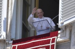 Pope at Angelus: Welcoming those at our door brings peace and hope