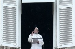 Angelus: Pope prays for victims of Egypt Coptic attack